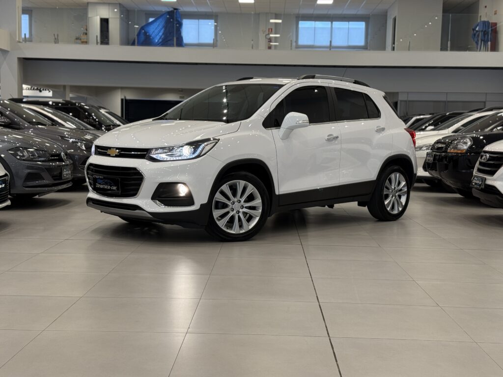 A CHEVROLET-TRACKER PREMIER 1.4 TURBO é uma das versões mais completas do SUV compacto da General Motors, combinando tecnologia, conforto, desempenho e segurança. Lançado em um mercado cada vez mais competitivo, o modelo destaca-se como uma excelente opção para quem busca um carro versátil para o dia a dia urbano, mas que também entrega boas experiências em viagens e estradas.