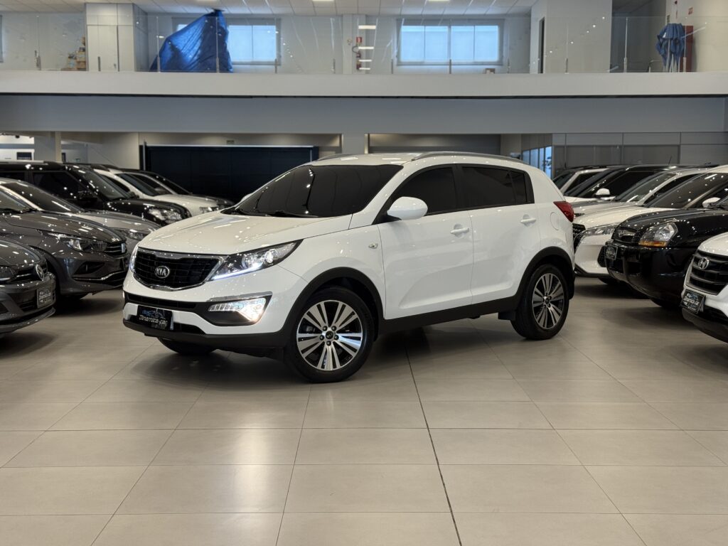 A KIA-SPORTAGE LX2 2.0 é um SUV médio que sempre teve boa aceitação no mercado brasileiro, principalmente por aliar um design moderno com bom pacote de equipamentos e confiabilidade mecânica. Em sua versão LX2 2.0 2016, ela se posiciona como uma opção intermediária da linha, equilibrando preço e recursos, voltada para quem busca um SUV espaçoso, com boa dirigibilidade e sem exageros em itens de luxo.