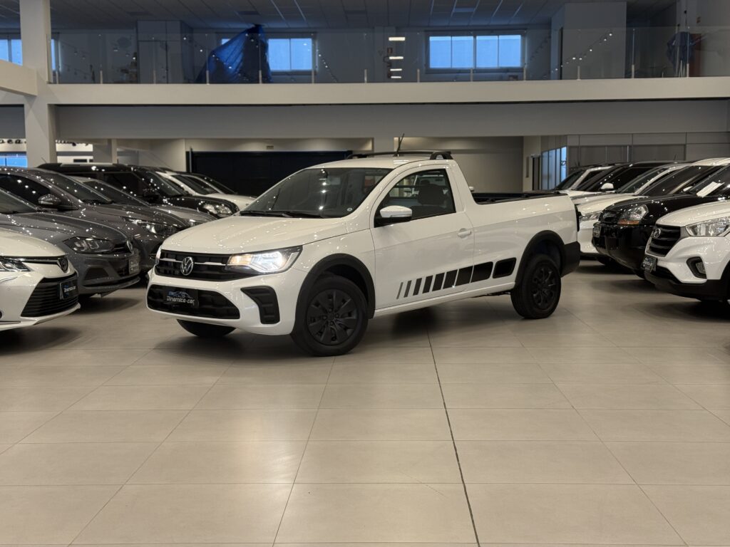 VOLSKWAGEN-SAVEIRO TRENDLINE 1.6 FLEX CS é a versão intermediária da linha 2024 da Saveiro. Ideal para quem busca uma picape compacta com estilo e utilidades úteis, sem abrir mão de um preço competitivo.