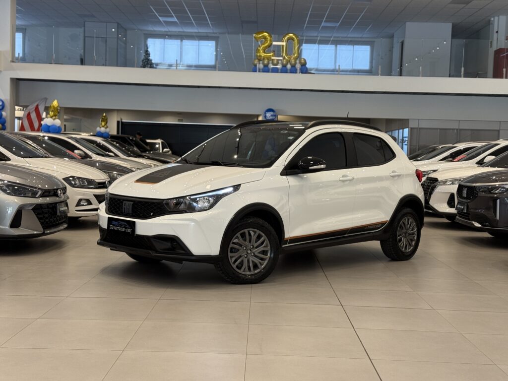 O FIAT-ARGO TREKKING 1.3 2023 é uma das versões mais interessantes e equilibradas da linha Argo, combinando o estilo aventureiro característico da Fiat com o motor 1.3 Firefly, conhecido por sua eficiência e confiabilidade. Lançado originalmente em 2017 para substituir o Punto e o Palio, o Argo rapidamente se tornou um dos modelos mais importantes da marca italiana no Brasil. A versão Trekking, por sua vez, foi criada para atender a um público que busca um hatch compacto com visual robusto, boa altura do solo e um toque de esportividade, sem abrir mão da economia e da praticidade no dia a dia.