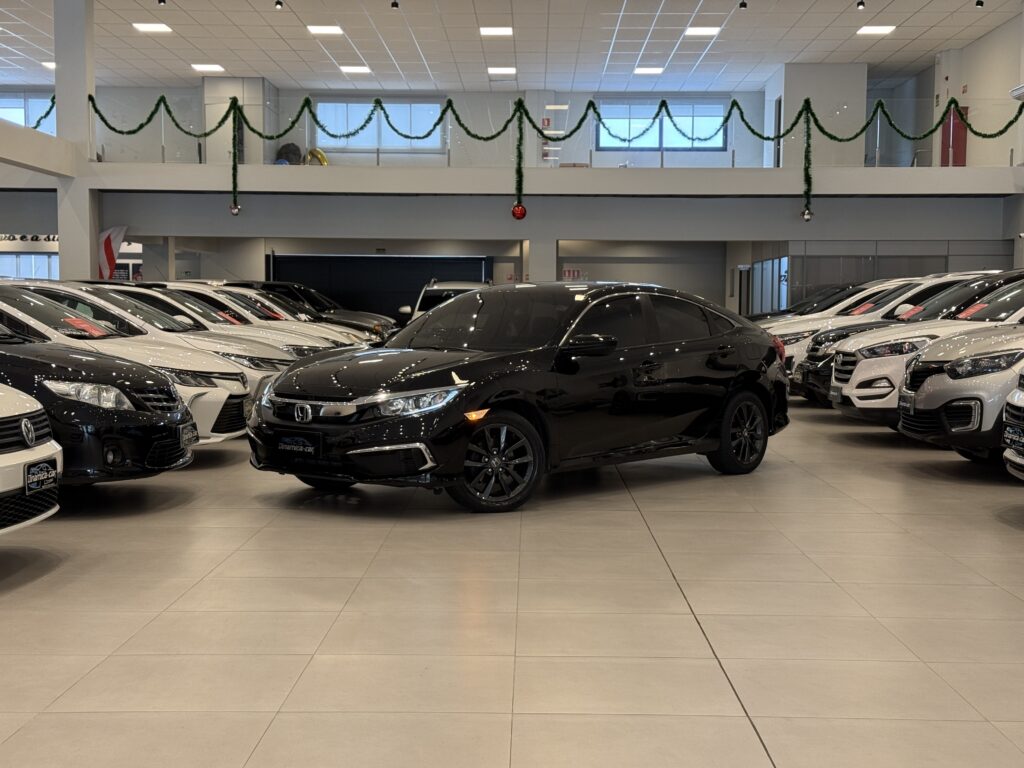 O HONDA-CIVIC LX Sedan 2.0 2021 é um dos modelos mais reconhecidos do segmento de sedãs médios no Brasil, combinando confiabilidade mecânica, conforto, bom desempenho e um alto padrão de qualidade construtiva. Mesmo em sua versão de entrada (LX), o Civic mantém características que o tornaram referência entre consumidores que buscam um carro equilibrado para uso diário, viagens e até uma proposta mais familiar.