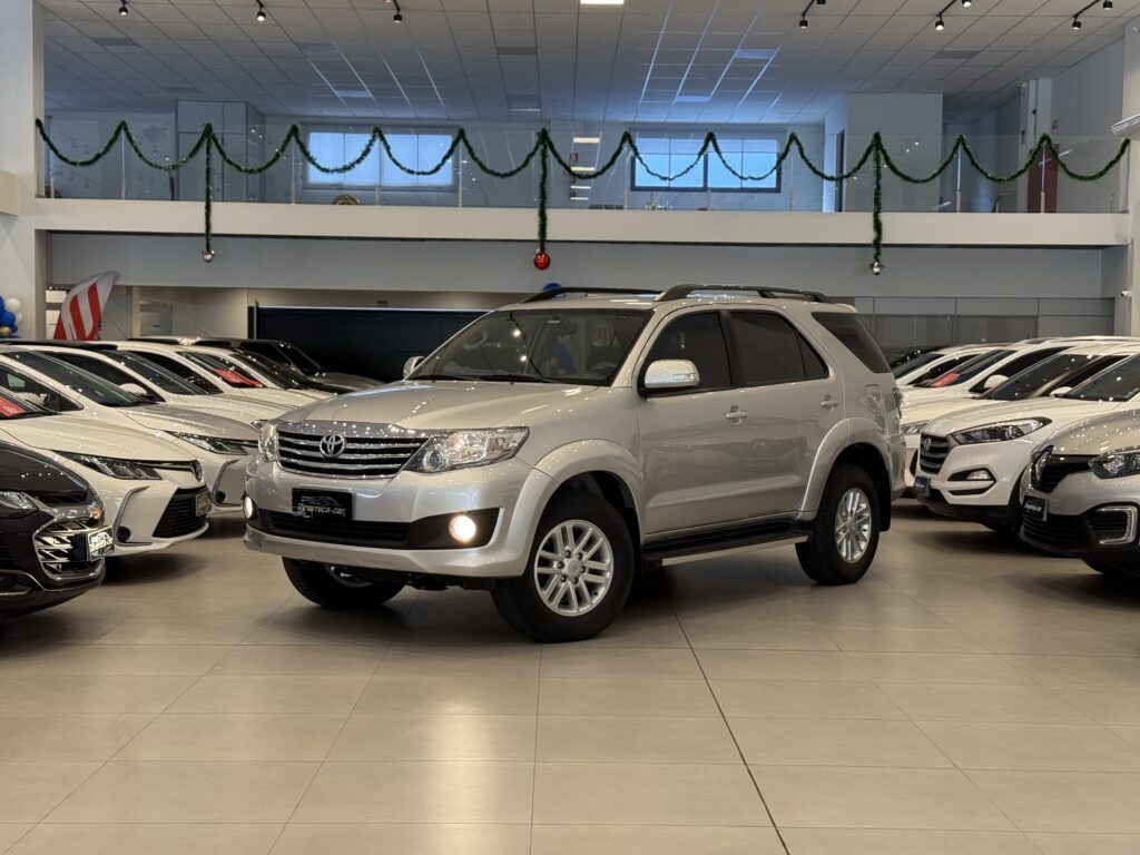 A TOYOTA-HILUX SW4 SR 2.7 4x2 Flex 2013 é um SUV médio que marcou presença forte no mercado brasileiro por unir robustez, confiabilidade mecânica e conforto, características tradicionalmente associadas à Toyota. Mesmo sendo uma versão de entrada dentro da linha SW4 daquela época, ela oferece um conjunto bastante equilibrado para quem busca um veículo espaçoso, durável e com bom valor de revenda.