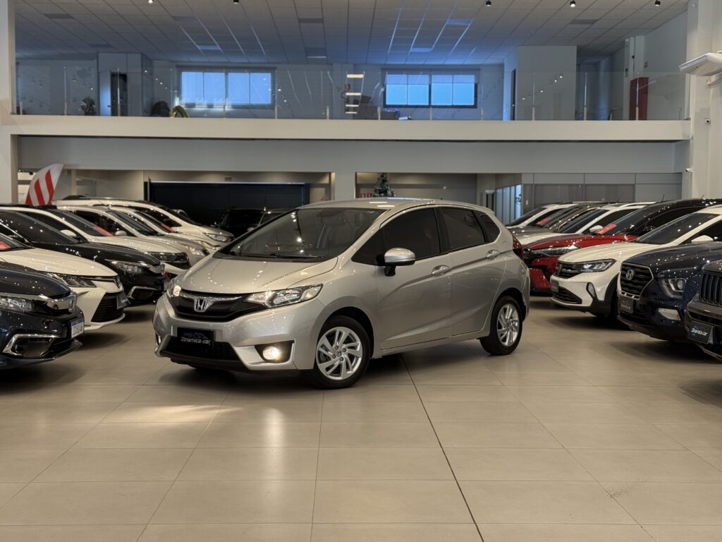 O HONDA-FIT LX 1.5 FlexOne 2015 é frequentemente descrito como o "canivete suíço" dos automóveis. Lançado como parte da terceira geração (conhecida como GK5), este modelo marcou uma evolução significativa em design, tecnologia de motor e aproveitamento de espaço, consolidando-se como um dos usados mais cobiçados do mercado brasileiro.