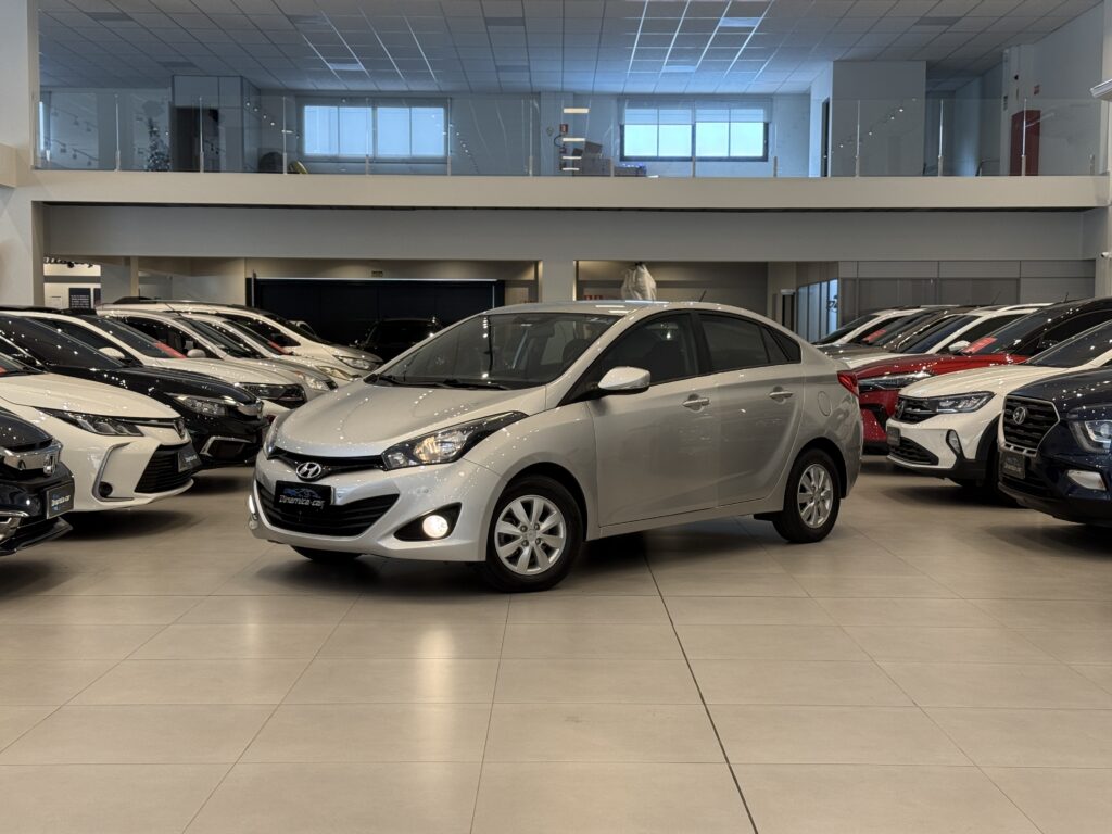O HYUNDAI-HB20S COMFORT STYLE 1.6 2014 é um daqueles carros que marcou a transição do mercado brasileiro. Quando foi lançado, ele não era apenas "mais um sedã compacto"; ele era o desafiante que fazia os veteranos da época parecerem datados. Se você está de olho nesse modelo, está buscando um equilíbrio entre estética, desempenho honesto e uma lista de equipamentos que, para o padrão de dez anos atrás, era bastante generosa.