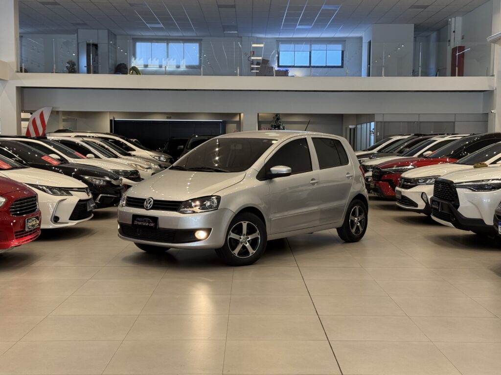 O VOLKSWAGEN-FOX TREND 1.6 I-Motion 2011 é um carro que carrega uma importância histórica no mercado brasileiro, representando um período de transição tecnológica e de design para a Volkswagen. Lançado em um momento onde o público começava a demandar mais conforto no trânsito urbano, ele uniu a praticidade do "High Roof" (teto alto) com a promessa de descanso para o pé esquerdo através do câmbio automatizado.