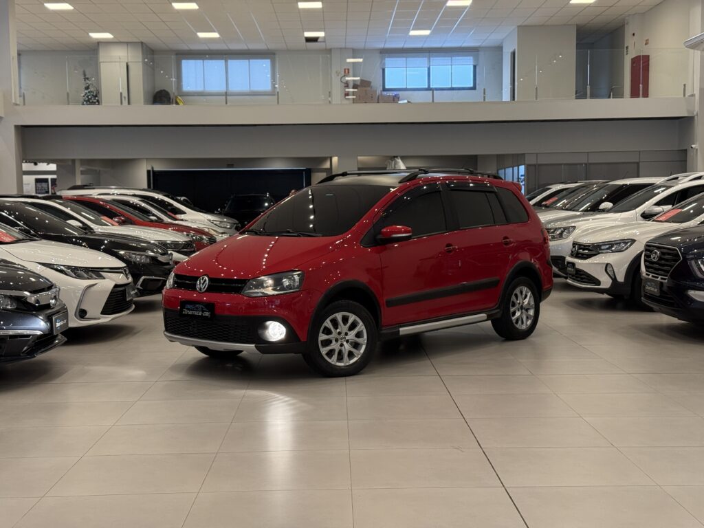 o VOLKSWAGEN-SPACECROSS GII 1.6 2013 é a escolha da versatilidade com uma pitada de aventura. A SpaceCross é a variante "cross" da SpaceFox, que por sua vez é a versão perua do Fox. Em 2013, ela vivia o seu auge, oferecendo um pacote que hoje foi quase totalmente engolido pelos SUVs compactos, mas que ainda mantém uma legião de fãs fiéis.