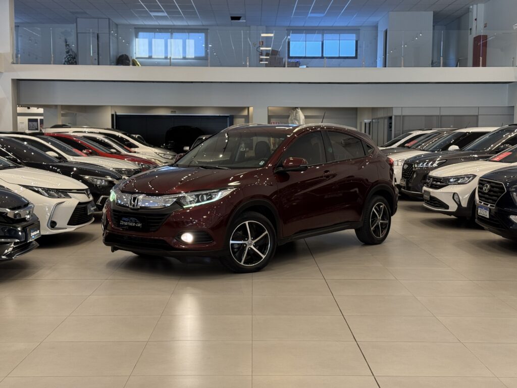 O HONDA-HR V EX 1.8 i-VTEC 2019 é um divisor de águas na linhagem do SUV compacto que dominou o mercado brasileiro por anos. O modelo 2019 marca o primeiro grande facelift da geração original, trazendo refinamentos estéticos e, principalmente, correções mecânicas e de isolamento que o público pedia desde o lançamento em 2015.
