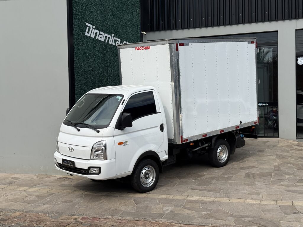 o HYUNDAI-HR 4WD 2.5 Diesel 2025 é o "braço direito" de quem faz a economia girar. Conhecido historicamente como o "mini-caminhão" mais querido do Brasil, o HR recebeu em 2025 atualizações que o distanciaram de ser apenas um veículo de carga básico para se tornar uma ferramenta de trabalho tecnológica e robusta.