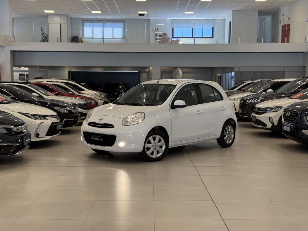 O NISSAN-MARCH S 1.0 2014 é um daqueles carros que exemplificam perfeitamente a filosofia japonesa de "menos é mais". No mercado brasileiro de 2014, ele ocupava uma posição estratégica: era a opção para quem estava cansado da robustez "seca" dos populares tradicionais (como o Gol e o Palio) e buscava algo com um toque de modernidade tecnológica, sem abrir mão da economia.