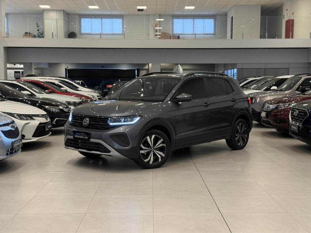 O VOLKSWAGEN-T CROSS 200 TSI 2026, especialmente na sua configuração com o motor 200 TSI 1.0, consolida-se como um dos protagonistas do mercado brasileiro de SUVs compactos. Após a renovação visual e tecnológica que marcou a linha 2025/2026, o modelo da marca alemã refinou seus pontos fortes — segurança e dirigibilidade — e buscou corrigir críticas históricas sobre o acabamento interno.