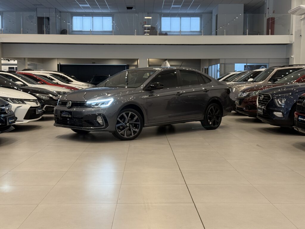 VOLKSWAGEN-VIRTUS EXCLUSIVE 250TSI 1.4 FLEX é uma das versões mais completas e sofisticadas do sedã compacto da Volkswagen no Brasil. Posicionado como a versão topo de linha da família Virtus, o modelo combina desempenho elevado, tecnologia avançada, conforto interno e design moderno. Ele foi desenvolvido sobre a plataforma MQB-A0, a mesma utilizada em outros veículos da marca, como o Volkswagen Polo, oferecendo boa dirigibilidade e eficiência estrutural.