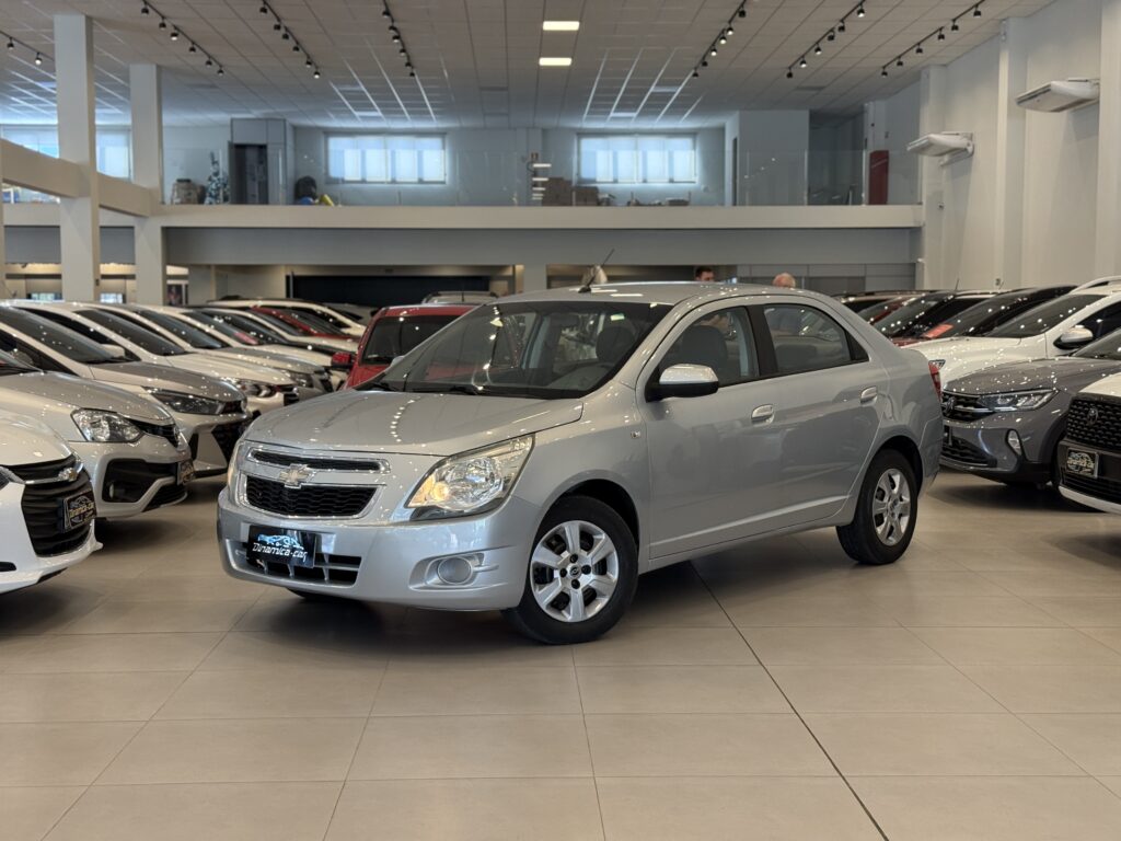 O CHEVROLET-COBALT LT chegou ao mercado brasileiro no final de 2011 com uma missão clara e pragmática: substituir de uma só vez o Astra Sedan e o Corsa Sedan, ocupando o espaço de um sedã compacto com dimensões de médio. A versão LT 1.4 de 2012 representa a essência desse projeto, focado no custo-benefício, no espaço interno referencial e na robustez mecânica para o trabalho pesado ou para a família.