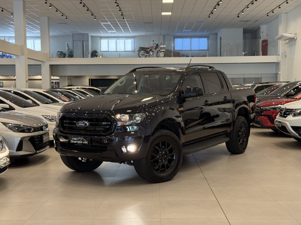 A FORD-RANGER XLS BLACK 2.2 Diesel 2023 representa um ponto de equilíbrio estratégico e um dos momentos de maior maturidade da picape média da Ford antes da transição para a nova geração. Lançada como uma série especial que acabou se consolidando no catálogo, a versão "Black" foca em um apelo visual urbano e sofisticado, sem abrir mão da robustez mecânica que define a linhagem Ranger.