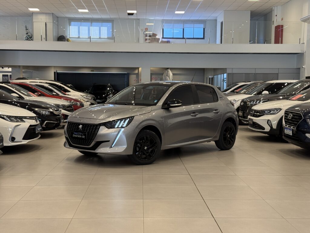O PEUGEOT-208 STYLE 1.0 (2023) é um daqueles casos raros na indústria automotiva em que o design e a lista de equipamentos conseguem "subverter" a categoria de entrada. Lançado como parte da linha 2023, ele se tornou rapidamente a versão mais desejada do compacto, unindo a economia de um motor mil ao visual agressivo que antes era restrito às versões de topo, como a Griffe.