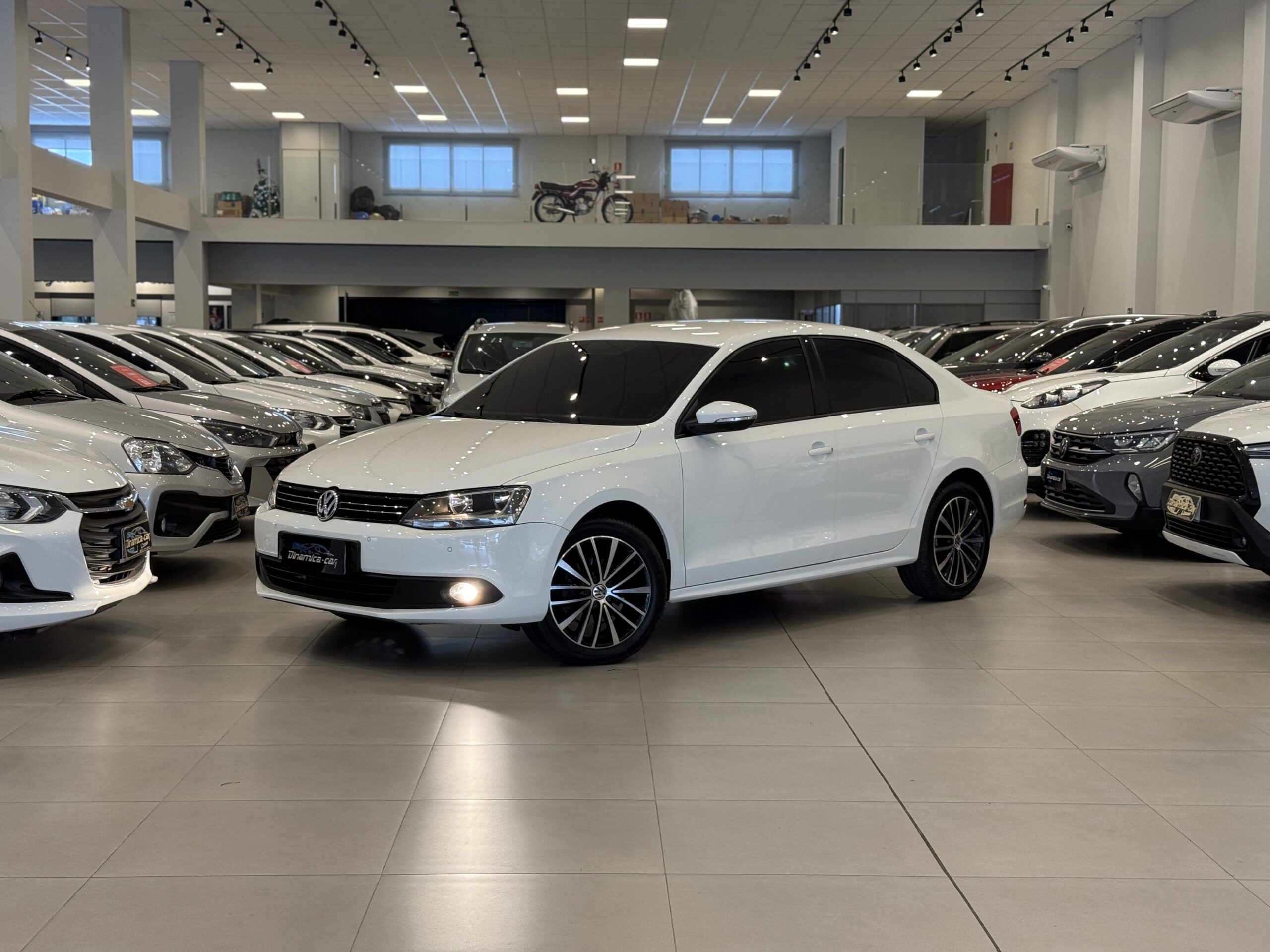 VOLKSWAGEN-JETTA COMFOTLINE DINAMICA CAR