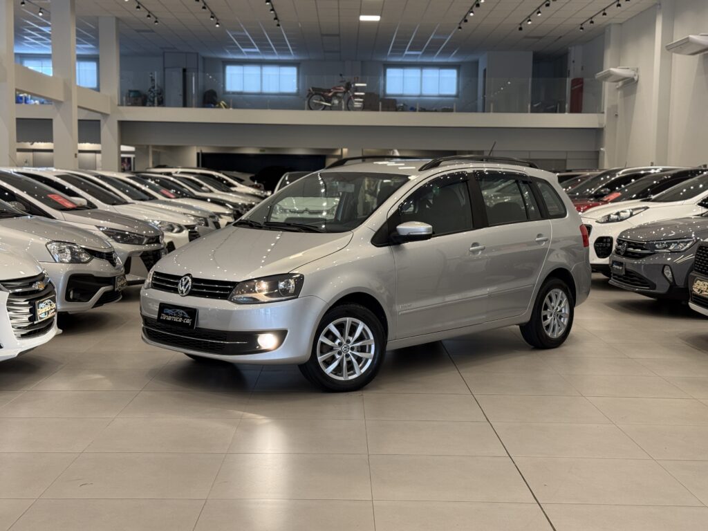 O VOLKSWAGEN-SPACEFOX I-TREND 1.6 2013 ocupa um lugar cativo na memória do mercado automotivo brasileiro como um dos últimos representantes de uma espécie em extinção: as peruas (station wagons). Derivada do Fox, a SpaceFox foi lançada com a proposta de oferecer o "Space" que o compacto original carecia, unindo a dirigibilidade ágil de um hatch com a versatilidade familiar. O modelo 2013, equipado com o pacote I-Trend, representou o equilíbrio entre custo-benefício e um visual levemente atualizado antes da grande reestilização que viria anos depois.