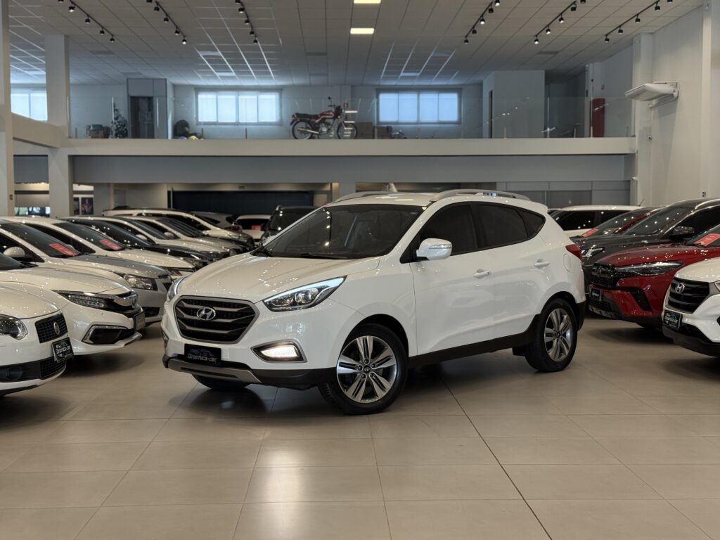 O HYUNDAI-IX35 GLS 2.0 2017 representa um momento de maturidade para um dos SUVs mais emblemáticos do mercado brasileiro. Fabricado em Anápolis (GO) pelo Grupo CAOA, o modelo de 2017 consolida a reestilização aplicada anteriormente, mantendo-se como uma opção de forte custo-benefício para quem busca espaço, confiabilidade mecânica e um design que, mesmo após anos do lançamento original, ainda conserva linhas fluidas e modernas sob a filosofia "Escultura Fluida".