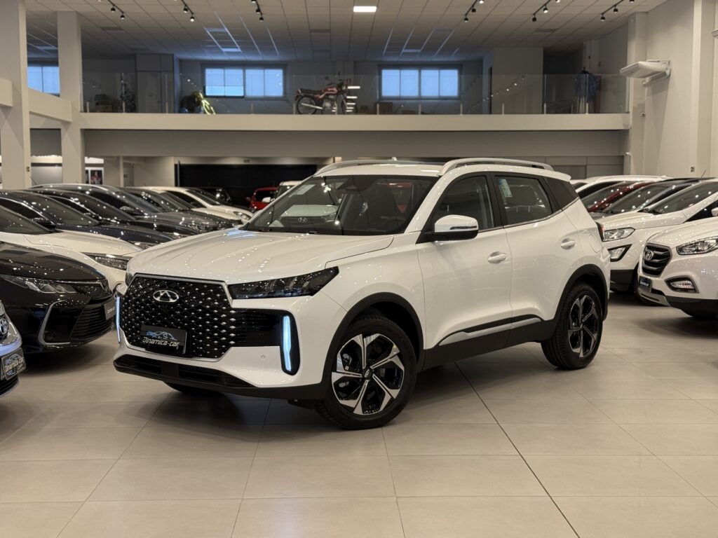 O CAOA CHERY-TIGGO5X PRO 1.5 Turbo Flex consolidou-se como um dos pilares mais importantes para a estratégia da montadora sino-brasileira no país. Competindo no acirrado segmento de SUVs compactos — onde enfrenta rivais de peso —, o modelo zero quilômetro destaca-se por entregar um pacote robusto que equilibra custo-benefício, sofisticação técnica, lista generosa de equipamentos e um conjunto mecânico moderno, ideal tanto para o trânsito urbano quanto para viagens rodoviárias.