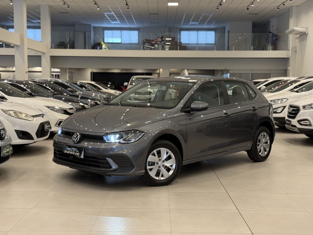 O VOLKSWAGEN-POLO SENSE 1.0 Turbo 2025 ocupa uma posição estratégica e altamente competitiva dentro da linha do hatch mais vendido do Brasil. Originalmente concebido como uma versão focada no público PcD (Pessoas com Deficiência) devido às isenções fiscais, o Polo Sense rompeu essa barreira e tornou-se um verdadeiro "fenômeno de varejo", atraindo o consumidor geral que busca o desejado casamento entre o motor turbo e o câmbio automático pelo menor preço possível dentro da gama alemã.