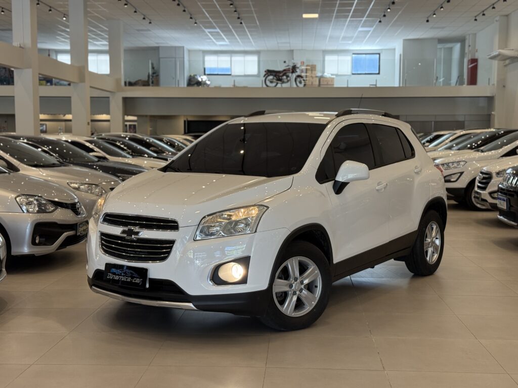 O CHEVROLET-TRACKER LT 1.8 Automático 2016 representa o último ano-modelo da primeira fase da geração moderna do SUV compacto no Brasil, antes da profunda reestilização que trouxe o motor turbo. Importado do México (onde é conhecido como Trax), o Tracker compartilha a plataforma global Gamma II com o sedã Cobalt, o hatchback Sonic e a minivan Spin, mas com uma calibração e proposta de acabamento nitidamente superiores.
