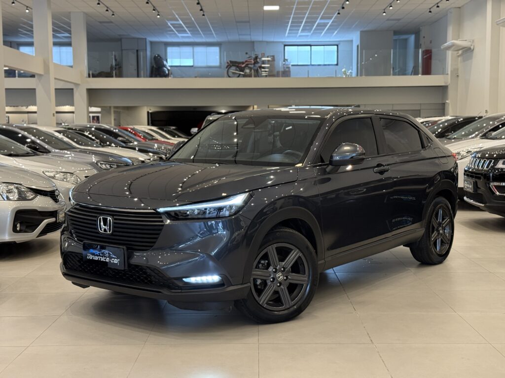 O HONDA-HR V EXL 1.5 Honda Sensing 2025 posiciona-se como uma das opções mais equilibradas e atraentes no segmento dos SUVs compactos no Brasil. Ele atua como o degrau intermediário para quem busca o requinte do acabamento superior e um pacote tecnológico completo, sem ultrapassar a barreira de preço das versões equipadas com motorização turbo.
