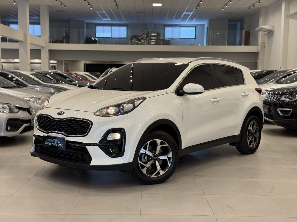 O KIA-SPORTAGE LX2 2.0 Flex 16V Automático 2020 representa um momento de maturidade para a quarta geração do SUV médio sul-coreano no mercado brasileiro. Posicionado estrategicamente para enfrentar concorrentes de peso como o Jeep Compass, Hyundai ix35 e Hyundai Tucson, o modelo se destaca por equilibrar um design que envelheceu muito bem, espaço interno generoso para famílias e um conjunto mecânico que, embora não traga a modernidade dos motores turbo, é amplamente conhecido pela robustez e confiabilidade nas oficinas.