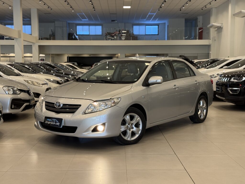 O TOYOTA-COROLLA XEI 1.8 Automático 2009 é um dos marcos mais importantes da história do sedã médio no mercado brasileiro. Pertencente à décima geração global do modelo (conhecida popularmente no Brasil como a geração "Brad Pitt", embora esse apelido tenha começado na geração anterior e se consolidado na transição para o modelo reformulado em 2008 como modelo 2009), este carro dita as regras de desvalorização e liquidez até os dias de hoje.