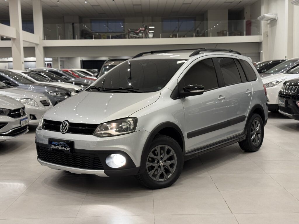 O VOLKSWAGEN-SPACECROSS GII 1.6 (ano/modelo 2014) representa a proposta da marca alemã para unir a praticidade de uma perua familiar (station wagon) ao apelo estético e à polivalência de um veículo aventureiro urbano. Derivada da SpaceFox de segunda geração (GII) — que passou pelo facelift alinhado à identidade global da Volkswagen na época, com faróis retangulares e grade horizontal fina —, a versão SpaceCross trouxe elementos visuais robustos e um conjunto de suspensão retrabalhado para enfrentar o asfalto irregular e as vias de terra batida das cidades e estradas brasileiras.